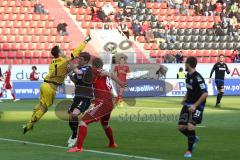 2. BL - Saison 2013/2014 - FC Ingolstadt 04 - SC Paderborn - Philipp Hofmann (28) kommt zu spät Torwart Lukas Kruse klärt