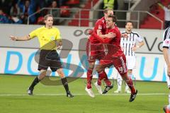 2. BL - FC Ingolstadt 04 - VfR Aalen 2:0 - Christian Eigler (18) schießt auf das Tor trifft seinen Gegenspieler am Kinn und der Ball geht ins Tor zum 2:0. Tor Jubel mit Moritz Hartmann (9)