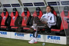 2. BL - FC Ingolstadt 04 - VfR Aalen 2:0 - Cheftrainer Ralph Hasenhüttl nachdenklich allein auf der Bank nach dem Spiel