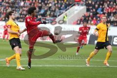 2. BL - FC Ingolstadt 04 - Dynamo Dresden - Saison 2013/2014 - Caiuby Francisco da Silva (31) kommt nicht richtig an den Ball, wird gestört von links Romain Bregerie