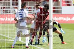 2. BL - FC Ingolstadt 04 - Karlsruher SC - 0:2 - Caiuby Francisco da Silva (31) gegen Torwart Dirk Orlishausen, Tor wird nicht gegeben