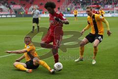 2. BL - FC Ingolstadt 04 - Dynamo Dresden - Saison 2013/2014 - rechts Caiuby Francisco da Silva (31) wird von Toni Leistner gestoppt, links Christoph Menz