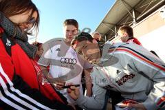 FC Ingolstadt 04 - FC Energie Cottbus - Knasmüllner Christoph beim Autogramm schreiben - Foto: Jürgen Meyer