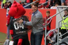 2. BL - FC Ingolstadt 04 - Fortuna Düsseldorf - 1:2 -  vor seinem ersten Spiel Cheftrainer Ralph Hasenhüttl mit Maskottchen Schanzi