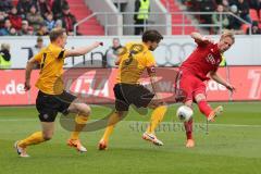 2. BL - FC Ingolstadt 04 - Dynamo Dresden - Saison 2013/2014 - Philipp Hofmann (28) geht durch die Abwehr. 5 Romain Bregerie