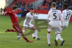 2. BL - FC Ingolstadt 04 - SV Sandhausen - Saison 2013/2014 - links Pascal Groß (20) zieht aufs Tor und schiesst 5 Daniel Schulz an