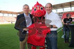 2. BL - FC Ingolstadt 04 - 1. FC Köln - 2014 - Fan T-Shirt Übergabe Harald Gärtner und Jörg Schmadtke