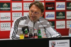 2. BL - FC Ingolstadt 04 - VfR Aalen 2:0 - Cheftrainer Ralph Hasenhüttl in der Pressekonferenz scherzt mit dem Aalen Trainer Michael Schiele