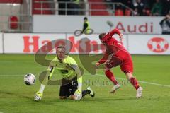 2. BL  - Saison 2013/2014 - FC Ingolstadt 04 - 1.FC Kaiserslautern - Moritz Hartmann (9) köpft zum Tor, Torwart Tobias Sipprl chancenlos, 1:0 für Ingolstadt