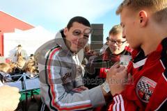 FC Ingolstadt 04 - FC Energie Cottbus - Ralph Gunesch beim Autogramm schreiben - Foto: Jürgen Meyer
