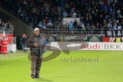 2. BL 2014 - FC Ingolstadt 04 - 1860 München - 2:0 - Gegenstände treffen Torwart Ramazan Özcan (1), danach wird Spiel für 10 Minuten abgebrochen und alle Spieler müssen in die Kabine, Vorsitzender des Vorstandes Peter Jackwerth nachdenklich auf dem Rasen