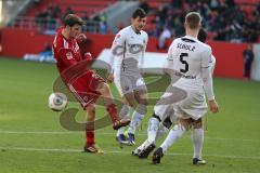 2. BL - FC Ingolstadt 04 - SV Sandhausen - Saison 2013/2014 - links Pascal Groß (20) zieht aufs Tor und schiesst 5 Daniel Schulz an