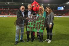 2. BL - Saison 2013/2014 - FC Ingolstadt 04 - FSV Frankfurt - 0:1 - Ehrung Gehörlosenverein durch zweiter von links Werner Roß Ehrenpräsident FCI