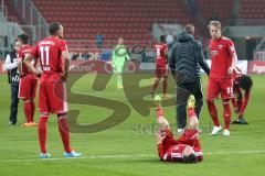 2. BL - Saison 2013/2014 - FC Ingolstadt 04 - FSV Frankfurt - 0:1 - FC Team liegt enttäuscht am Boden, mittendrin Cheftrainer Ralph Hasenhüttl