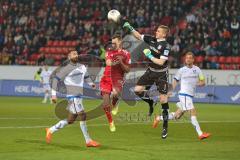 2. BL - Saison 2013/2014 - FC Ingolstadt 04 - FSV Frankfurt - 0:1 - mitte Karl-Heinz Lappe (25) kommt zu spät, Torwart FSV Patric Klangt klärt rechts