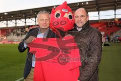 2. BL - Saison 2013/2014 - FC Ingolstadt 04 - VfL Bochum - Harald Gärtner übergibt das Fan T-Shirt