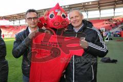 2. BL - Saison 2013/2014 - FC Ingolstadt 04 - SC Paderborn - T-Shirt Übergabe vom rechts Harald Gärtner