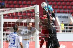 2. BL - FC Ingolstadt 04 - Karlsruher SC - 0:2 - Caiuby Francisco da Silva (31) gegen Torwart Dirk Orlishausen, Tor wird nicht gegeben