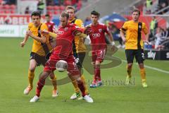 2. BL - FC Ingolstadt 04 - Dynamo Dresden - Saison 2013/2014 - Moritz Hartmann (9) wird bedrängt