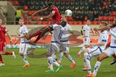 2. BL - Saison 2013/2014 - FC Ingolstadt 04 - FSV Frankfurt - 0:1 - oben Roger de Oliveira Bernardo (8) kommt nicht richtig hin Eckball