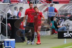 2. BL - FC Ingolstadt 04 - DSC Armenia Bielefeld - 3:2 - Andreas Buchner (16) wird von Cheftrainer Marco Kurz begrüßt beim Auswechseln