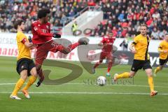 2. BL - FC Ingolstadt 04 - Dynamo Dresden - Saison 2013/2014 - Caiuby Francisco da Silva (31) kommt nicht richtig an den Ball, wird gestört von links Romain Bregerie