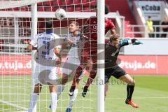 2. BL - FC Ingolstadt 04 - Karlsruher SC - 0:2 - Caiuby Francisco da Silva (31) gegen Torwart Dirk Orlishausen, Tor wird nicht gegeben