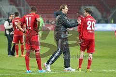 2. BL - Saison 2013/2014 - FC Ingolstadt 04 - FSV Frankfurt - 0:1 - Spiel ist aus Niederlage, Cheftrainer Ralph Hasenhüttlbedankt sich bei Pascal Groß (20) , links Collin Quaner (11)