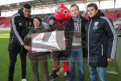 2. BL - FC Ingolstadt 04 - SV Sandhausen - Saison 2013/2014 - Scheckübergabe an Reinhard Büchl und Manuela Ortmann für die Knochenmarkspender.