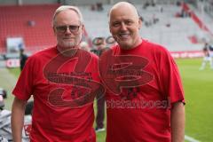 2. BL - FC Ingolstadt 04 - DSC Arminia Bielefeld - 3:2 - Frank Dreves und Peter Jackwerth mit dem T-Shirt gegen rassismus