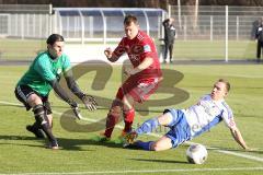 2. BL - Testspiel - FC Ingolstadt 04 - FC Carl Zeiss Jena - 2013/2014 - motte Karl-Heinz Lappe (25) knapp am Tor, links TW Dino Betbig und rechts Florian Giebel (J)