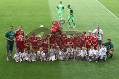 2. BL - FC Ingolstadt 04 - Saison 2013/2014 - Testspiel - Borussia Mönchengladbach - 1:0 - Einlaufkids mit Schanzi