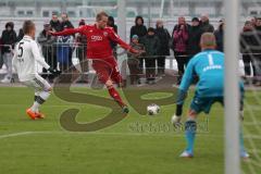 2. BL - Testspiel - FC Ingolstadt 04 - FC Bayern II - 2:0 - Philipp Hofmann (28) zieht ab, links 5 Daniel Wein