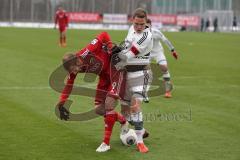 2. BL - Testspiel - FC Ingolstadt 04 - FC Bayern II - 2:0 - links Moritz Hartmann (9) im Kampf um den Ball mit Benno Schmitz