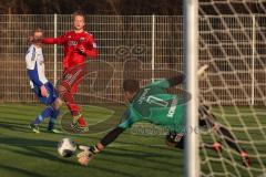 2. BL - Testspiel - FC Ingolstadt 04 - FC Carl Zeiss Jena - 2013/2014 - hinten Mitte Philipp Hofmann (28) zieht aufs Tor, Torwart Stefan Schmidt kann retten