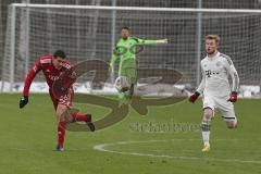 2. BL - Testspiel - FC Ingolstadt 04 - FC Bayern II - 2:0 - links Ralph Gunesch (26) kann im Mittelkreis klären, hinten Torwart Andre Weis (33)