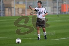 2. BL - FC Ingolstadt 04 - Saison 2013/2014 - Trainingsauftakt - Cheftrainer Marco Kurz gibt Anweisungen bei vollem Regen