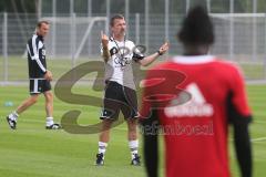 2. BL - FC Ingolstadt 04 - Saison 2013/2014 - Trainingsauftakt - Cheftrainer Marco Kurz auf dem Trainingsplatz gibt Anweisungen