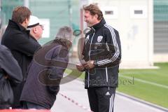 2. BL - FC Ingolstadt 04 - Saison 2013/2014 - 1. Training unter Cheftrainer Ralph Hasenhüttl. Spricht mit Zuschauern und begrüßt sie