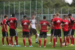 2. BL - FC Ingolstadt 04 - Saison 2013/2014 - Trainingsauftakt - Cheftrainer Marco Kurz auf dem Trainingsplatz gibt Anweisungen, Ansprache vor dem Team