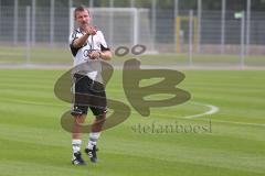 2. BL - FC Ingolstadt 04 - Saison 2013/2014 - Trainingsauftakt - Cheftrainer Marco Kurz auf dem Trainingsplatz gibt Anweisungen