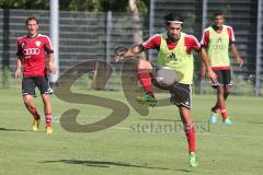 2. BL - FC Ingolstadt 04 - Saison 2013/2014 - Neuzugang Almog Cohen beim 1. Training Ballannahme