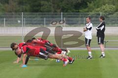 2. BL - FC Ingolstadt 04 - Saison 2013/2014 - Trainingsauftakt - Cheftrainer Marco Kurz auf dem Trainingsplatz gibt Anweisungen, rechts Michael Henke