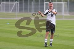 2. BL - FC Ingolstadt 04 - Saison 2013/2014 - Trainingsauftakt - Cheftrainer Marco Kurz auf dem Trainingsplatz gibt Anweisungen