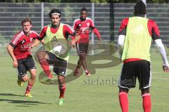 2. BL - FC Ingolstadt 04 - Saison 2013/2014 - Neuzugang Almog Cohen beim 1. Training, links hinten Andeas Buchner (16) Ballannahme