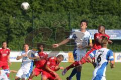 2. BL - FC Ingolstadt 04 - Testspiel - FC Ingolstadt 04 - Stuttgarter Kickers - 2:0 - Eckball, Roger de Oliveira Bernardo (8) rechts kommt nicht an den Ball