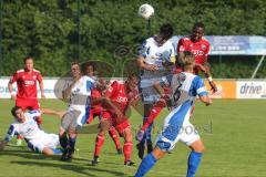 2. BL - FC Ingolstadt 04 - Testspiel - FC Ingolstadt 04 - Stuttgarter Kickers - 2:0 - Eckball, Roger de Oliveira Bernardo (8) rechts kommt nicht an den Ball