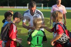 2. BL - FC Ingolstadt 04 - Testspiel - FC Ingolstadt 04 - Stuttgarter Kickers - 2:0 - Cheftrainer Marco Kurz gibt Autogramme