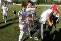 FC Ingolstadt 04 - B Junioren - Bezirksoberliga - U17 - Sektdusche am Trainer Andreas Thomas - Foto: Jürgen Meyer