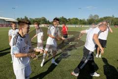 FC Ingolstadt 04 - B Junioren - Bezirksoberliga - U17 - Sektdusche am Trainer Andreas Thomas - Foto: Jürgen Meyer